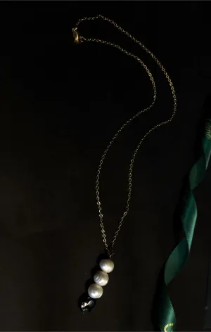 Cam Pearl   Glass Necklace