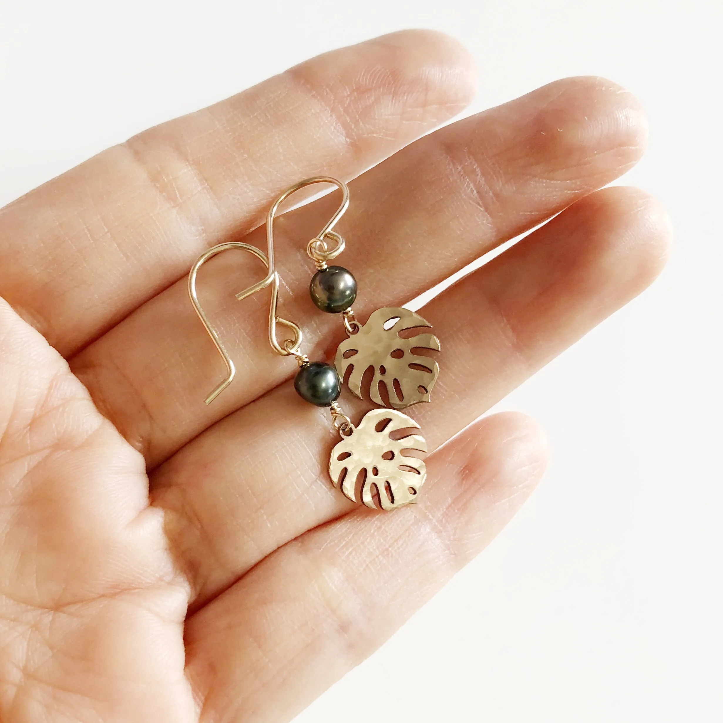 Petite monstera dangle/ Keshi tahitian pearls (E511)