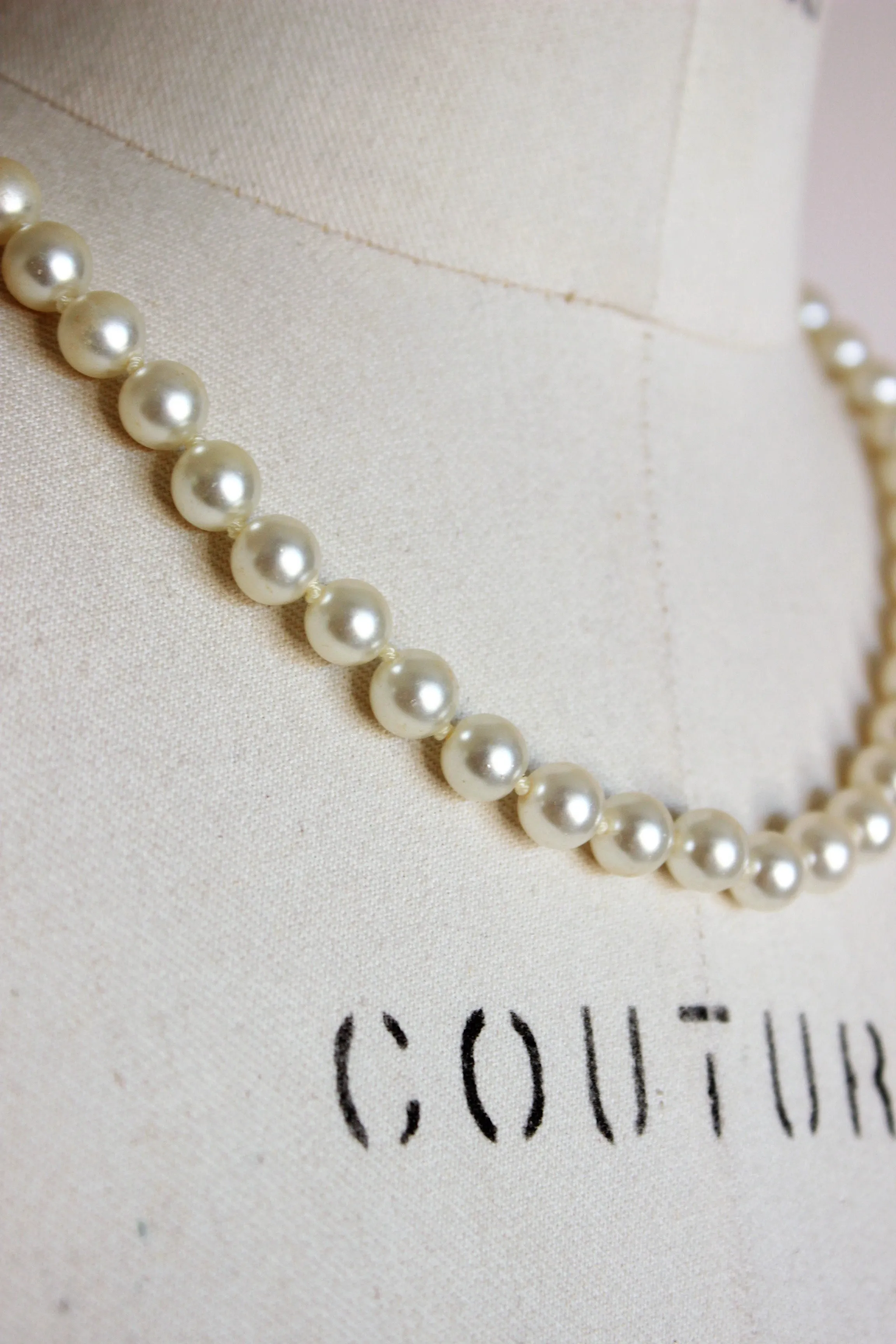 Vintage 1970s 1980s Faux Pearl Necklace