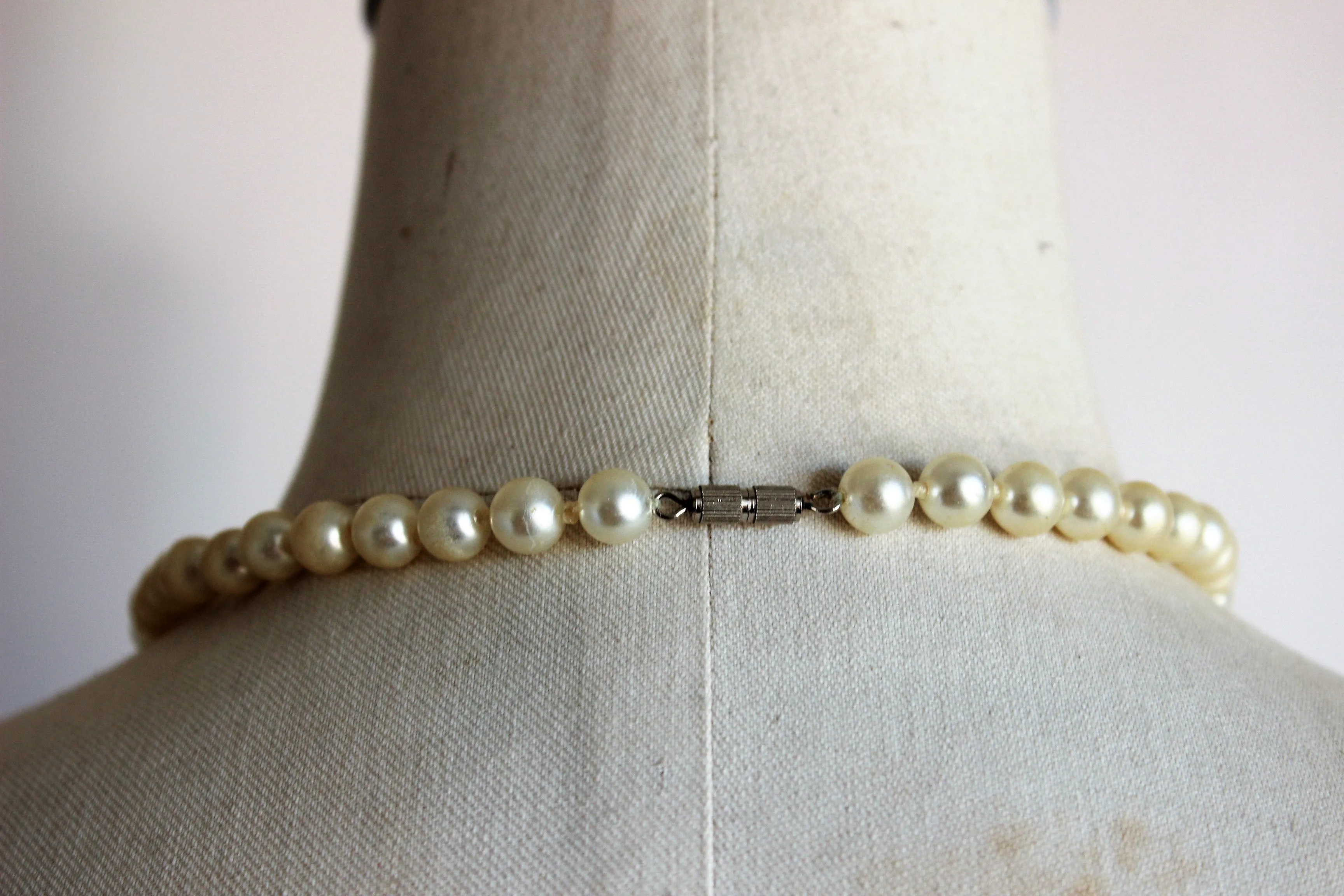 Vintage 1970s 1980s Faux Pearl Necklace